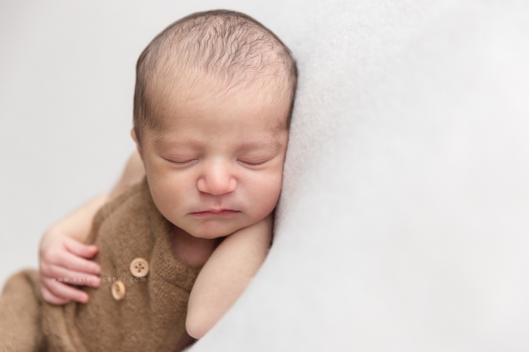 séance photo bébé newborn posing