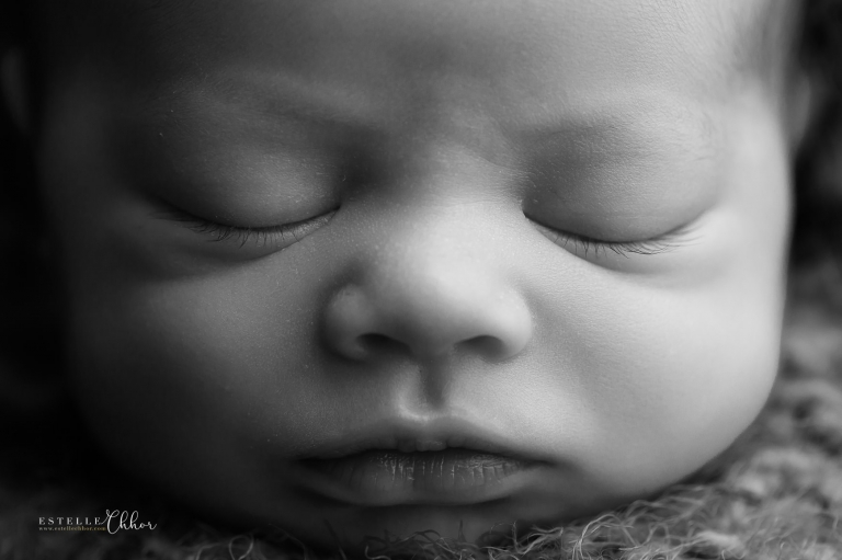 portrait de bébé en noir et blanc