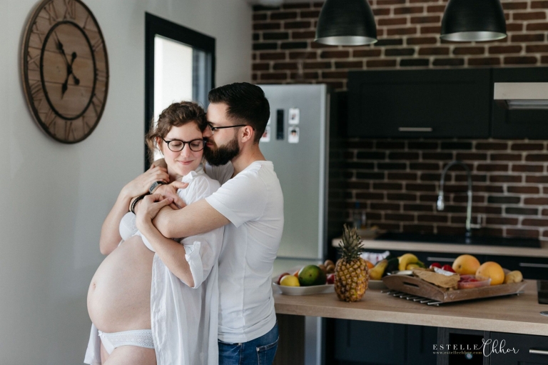 séance photo de grossesse dans une cuisine