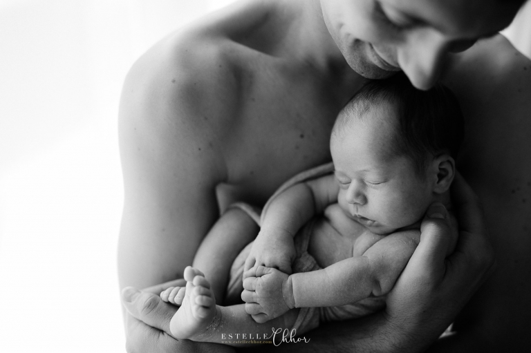 photo en noir et blanc de bébé avec son papa souriant