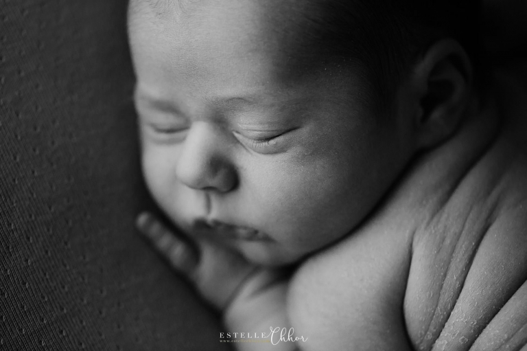 portrait de bébé en noir et blanc