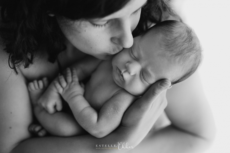photos de maman embrassant tendrement son bébé