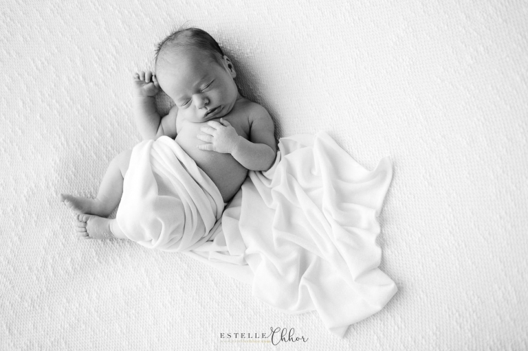 photo aturelle d'un bébé en noir et blanc