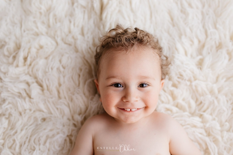 portrait de bébé bouclé et souriant