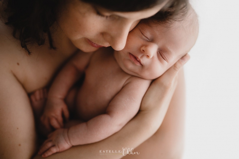 photos en couleur d'un calin d'une maman et son nouveau-né