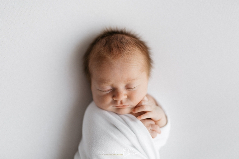 photo simple et naturelle d'un bébé endormi