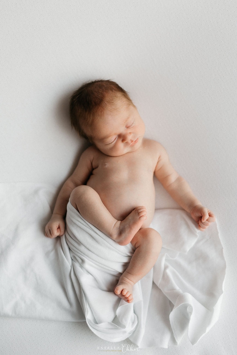 photo simple et naturelle d'un bébé endormi sur le dos