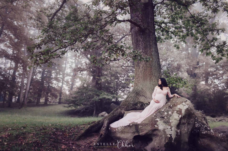 portrait femme enceinte dans la forêt