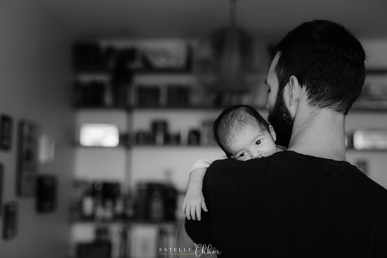 belle photo de bébé et son papa en noir et blanc