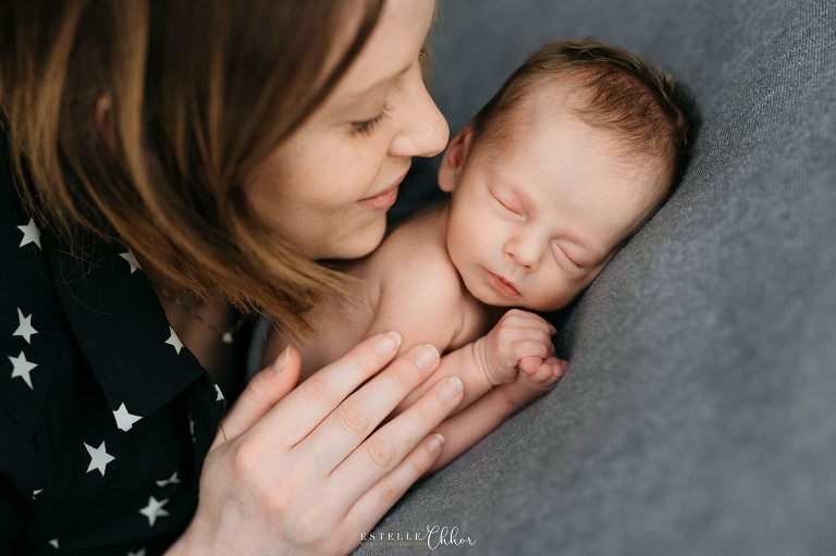 moment de tendresse entre une maman et son bébé photographe montpellier