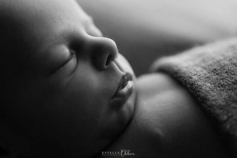 photo de bébé détail bouche en noir et blanc