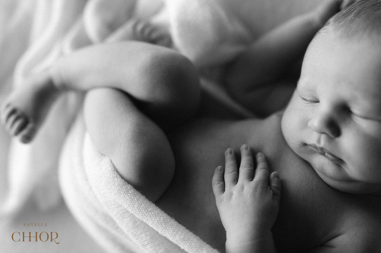 photo noir et blanc bébé endormi