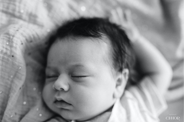 photographe portrait bébé noir et blanc montpellier