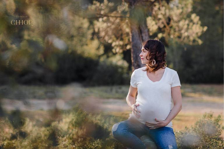 femme enceinte t-shirt blanc et jean portrait de photographe en extérieur dans la nature