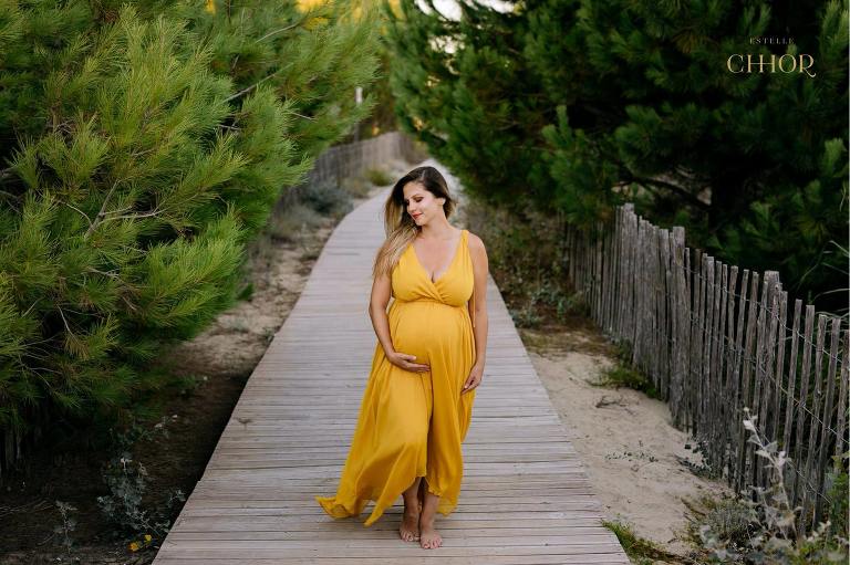 femme enceinte belle robe jaune