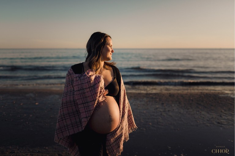 photo poetique de grossesse à la plage