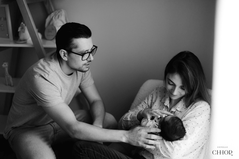 photo bébé noir et blanc à domicile avec ses parents 