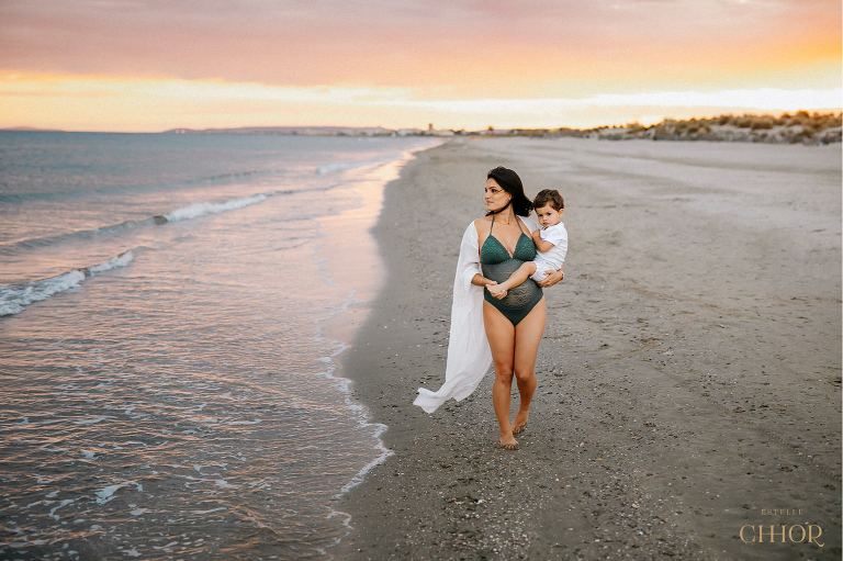 photo de maternité coucher du soleil plage